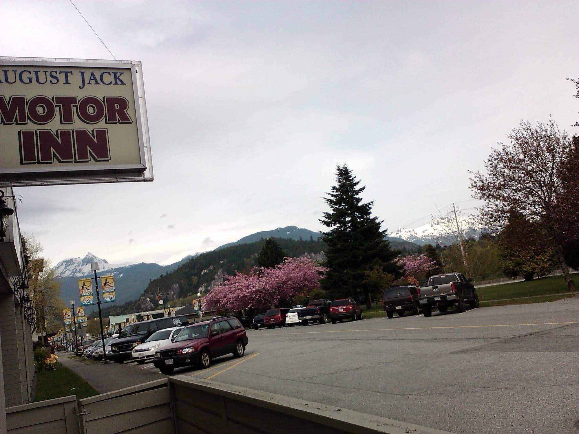 August Jack Motor Inn Squamish Buitenkant foto